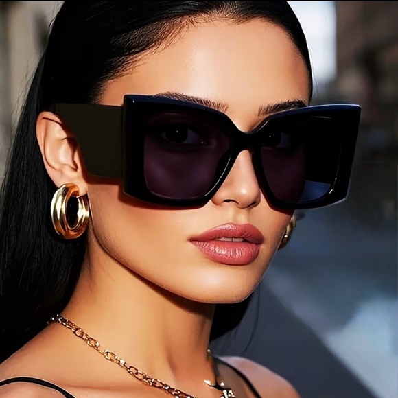 Sophisticated Black Square Sunglasses - Picture 2 of 4
